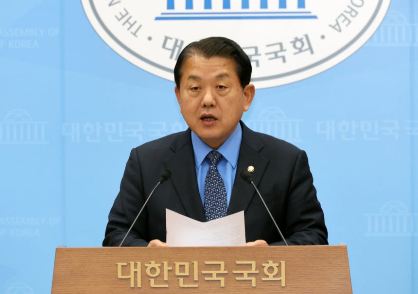 22일 오후 서울 여의도 국회 소통관에서 경기도지사 불출마 기자회견을 하고 있는 김병주 더불어민주당 의원 /사진=뉴시스
