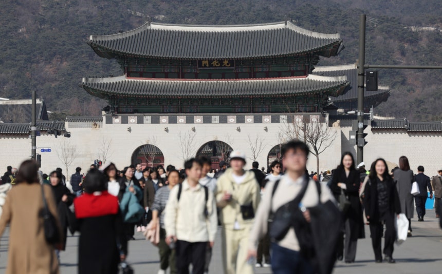 봄처럼 포근한 날씨를 보인 21일 서울 광화문광장에서 관광객들이 주말을 즐기고 있다.  /사진=뉴스1