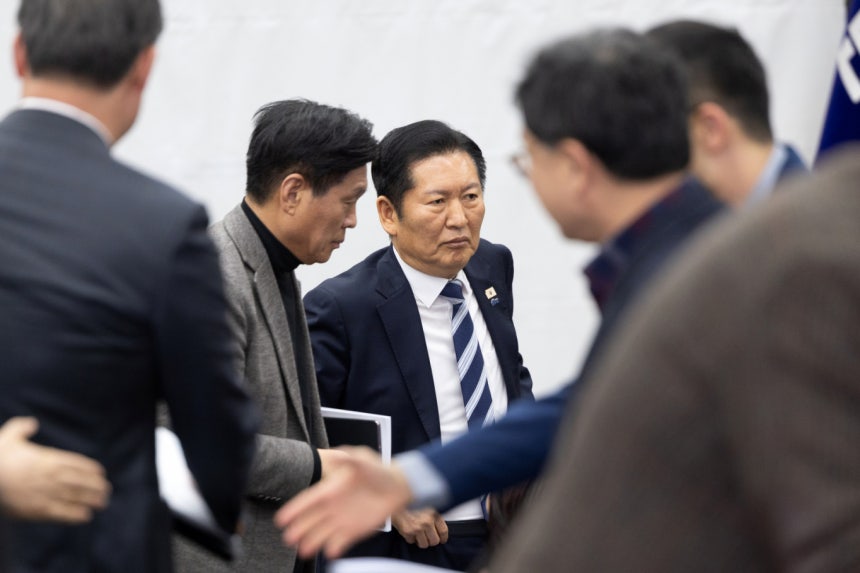 더불어민주당이 사법개혁 3법을 국회 법제사법위원회 통과안대로 본회의에서 처리하기로 했다. 사진은 정청래 더불어민주당 대표가 22일 서울 여의도 국회에서 열린 비공개 정책 의원총회에 참석한 모습. /사진=뉴스1