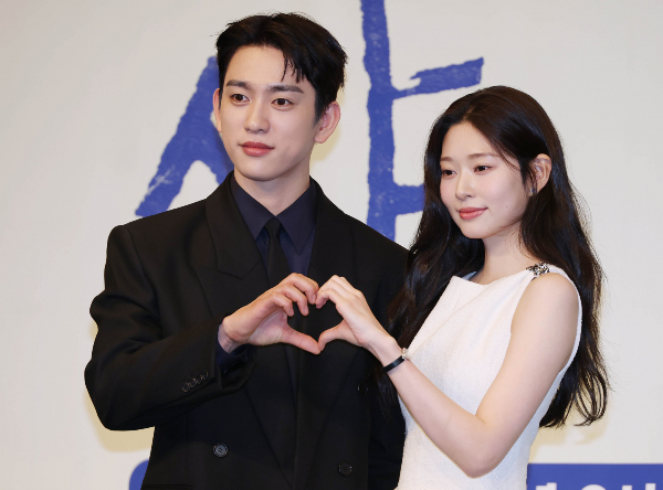 朴珍榮金玟周主演JTBC青春劇《依然閃亮》揭開初戀與重逢故事