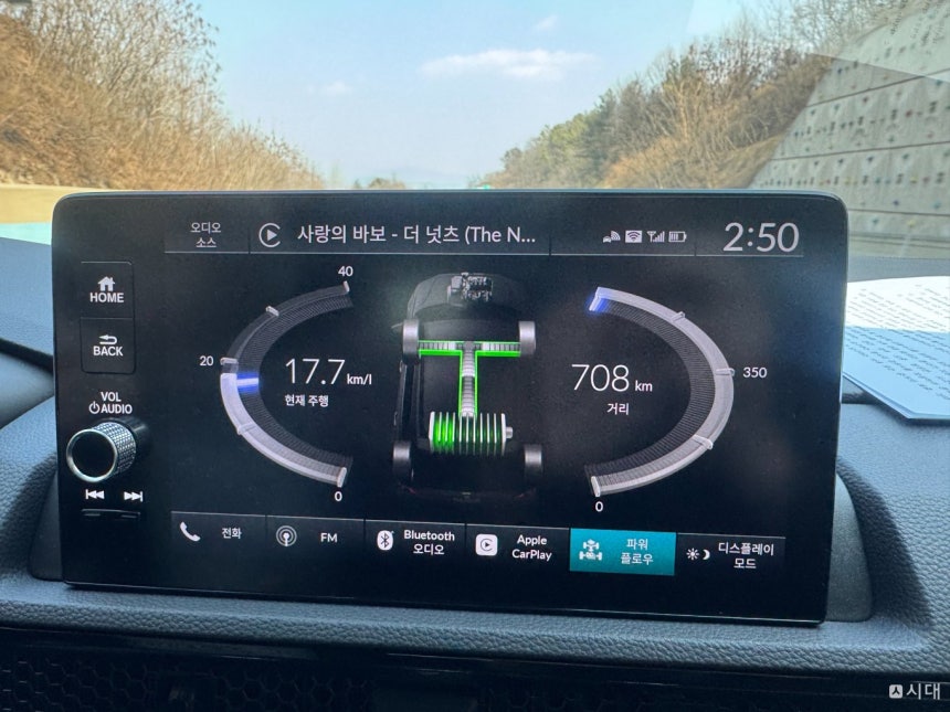 2모터 하이브리드 시스템을 통해 EV 드라이브 모드가 가동되고 있는 모습./사진=김이재 기자