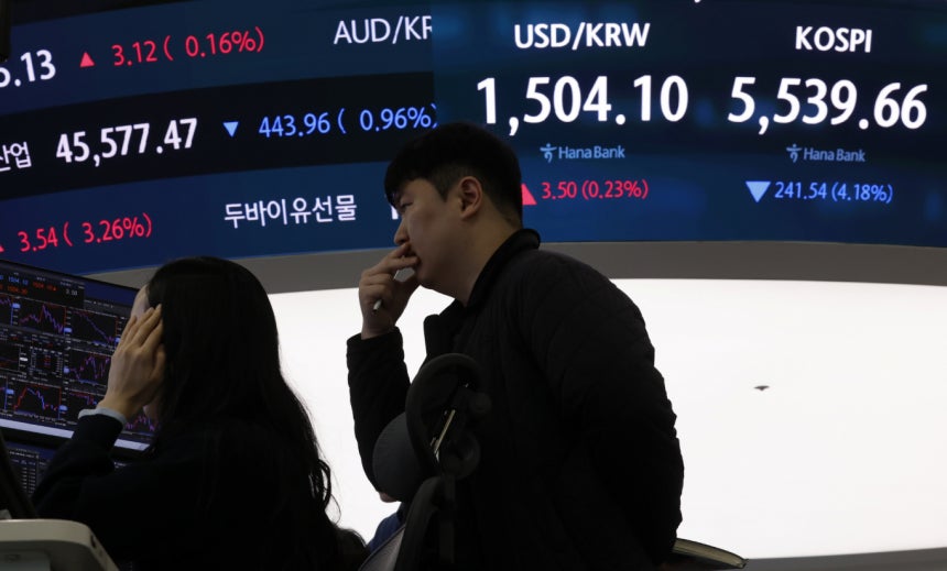 코스피 시장에 10 거래일 만에 매도 사이드카가 발동됐다.사진은 이날 오전 서울 중구 하나은행 딜링룸./사진=뉴시스