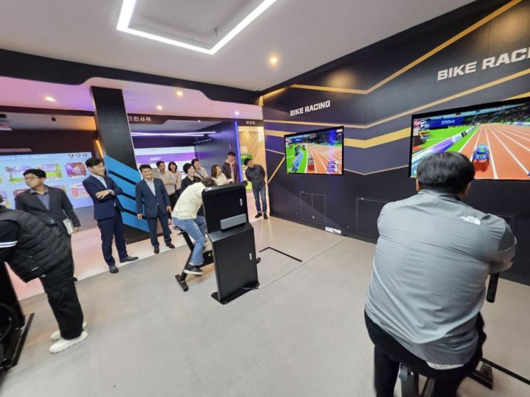 평택시와 평택시의회 관계자들이 용인특례시의 '가상현실 스포츠체험'센터를 방문해 시설을 둘러보고 있다. /사진제공=용인특례시 