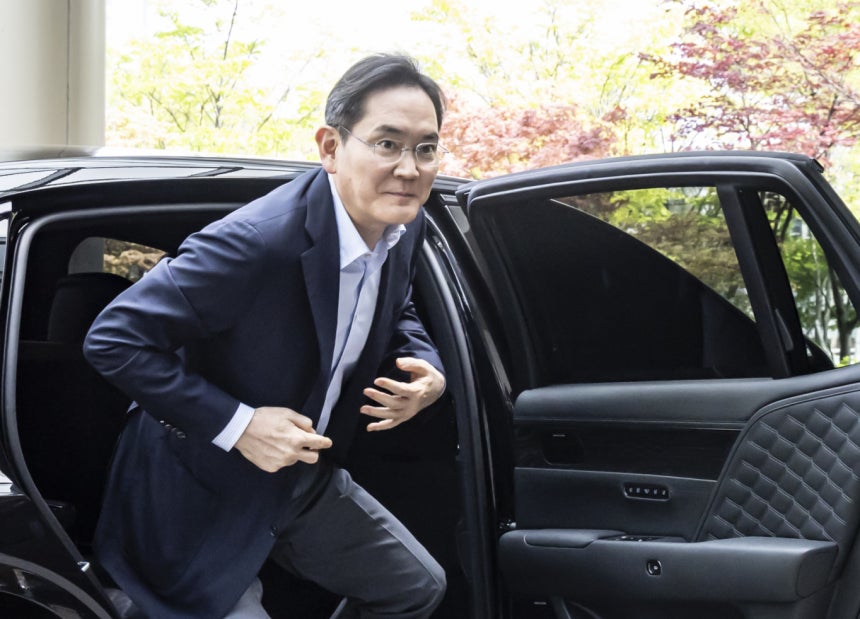 이재용 삼성전자 회장과 정의선 현대차그룹 회장, 구광모 LG그룹 회장이 이재명 대통령의 인도·베트남 순방에 동행하기 위해 인도행 비행기에 몸을 실었다. 사진은 19일 인도·베트남 순방에 동행하기 위해 서울 김포비즈니