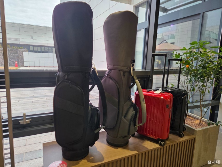 BMW 드라이빙센터에서 판매하는 골프백과 캐리어./사진=최유빈 기자