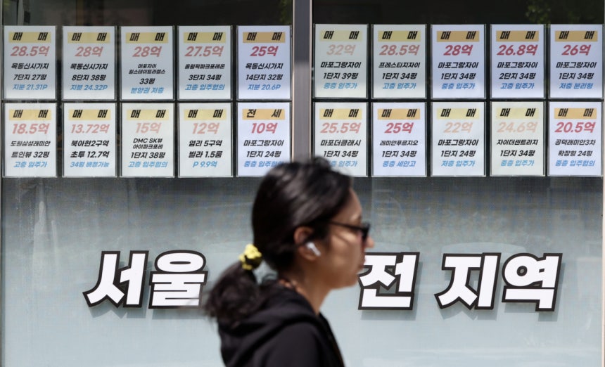 매매시장 규제로 눌린 실수요가 전세시장에 몰리면서 서울 아파트 전셋값이 10년 만에 최대폭으로 뛰었다. 사진은 15일 오전 서울시내 한 공인중개사무소에 게시된 매물 안내문. /사진=뉴시