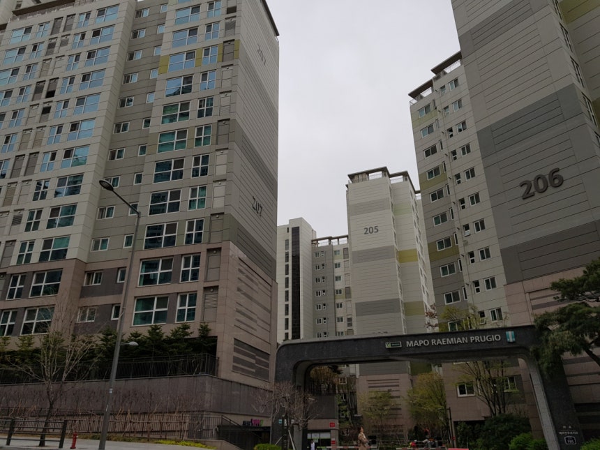 전세 물건 부족 현상이 심화하면서 강남권을 넘어 강북과 수도권 외곽까지 전세난이 번지고 있다. 사진은 마포래미안푸르지오 단지 내 전경. /사진=머니투데이