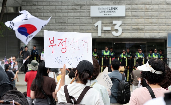"뭉치면 총기 자체 생산, 연락 달라"…'잠실 개표소 시위' SNS 글 확산
