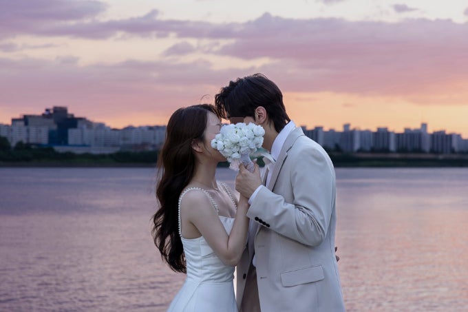 "축의금 필요 없다는데"…동료 재혼식 참석 두고 갑론을박