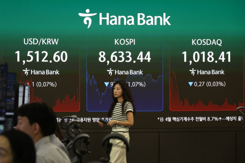 [티타임]개미는 1조 사고 외인은 1.1조 털고…코스피, 8790선 등락