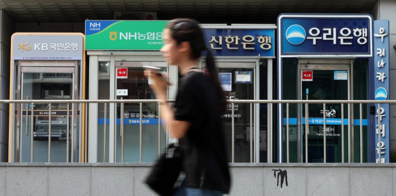 4월 <b>은행 연체율</b> 0.61%로 또 <b>상승</b>…중기·개인사업자 대출 부실 확대