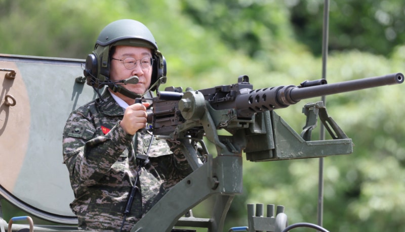 이재명 대통령, 해병대서 10발 사격…"징집병 최소화, 선택적 모병제"