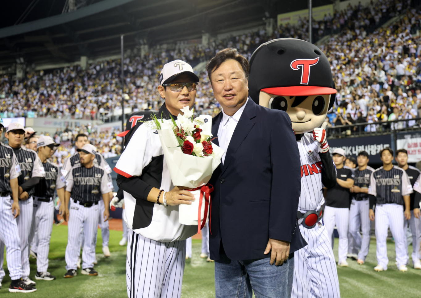 KBO 리그 통산 700승 달성…LG 염경엽 감독 "마무리 손주영 칭찬해"