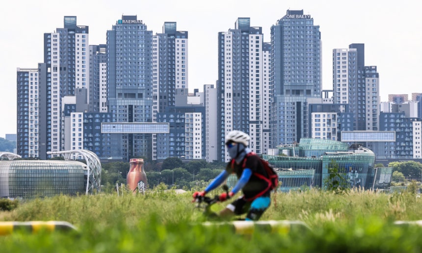서울 강남의 고가 아파트들이 정비사업 용적률 인센티브의 조건으로 조성한 공공시설 개방에 불편을 겪으며 지역사회와 갈등을 겪고 있다. 사진은 서울 용산구 한강시민공원에서 본 서초구 래미안 원베일리 아파트. /사진=뉴시