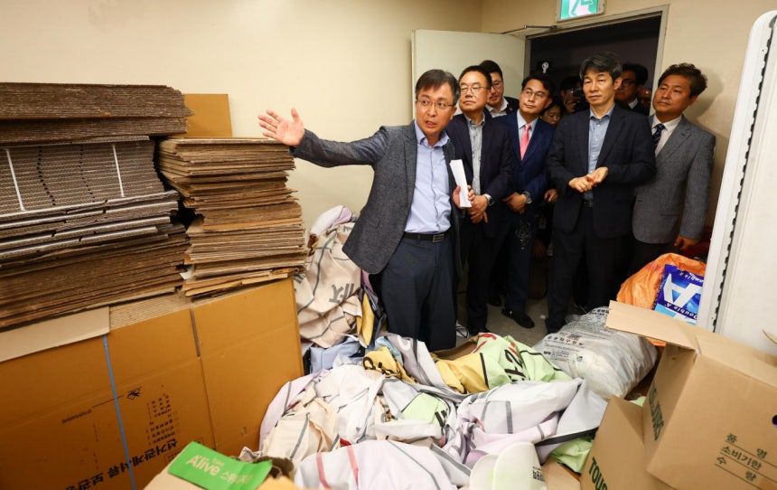 6·3지방선거 투표용지 부족 사태를 조사 중인 국회 국정조사특별위원회 위원들이 2일 서울 송파구 올림픽공원 내 개표소 내부를 둘러보고 있다./사진= 뉴시스
