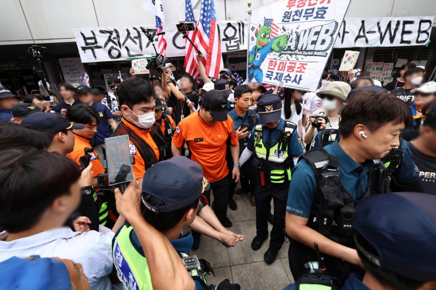 2일 서울 송파구 올림픽공원 핸드볼경기장 앞에서 국회 국조특위의 현장조사를 앞두고 시위 참가자들 사이에서 충돌이 일어나 경찰과 구급대원들이 현장을 수습하고 있다./사진=뉴스1