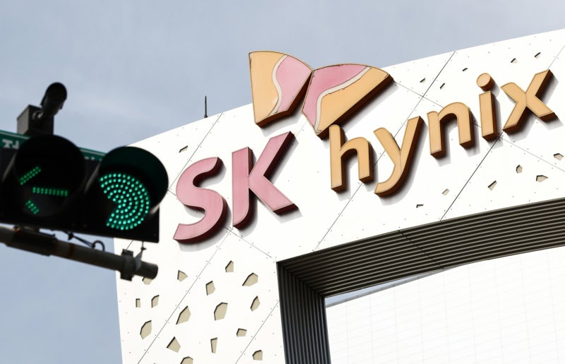 SK하이닉스 나스닥 입성…40조 조달로 HBM 1위 굳힌다