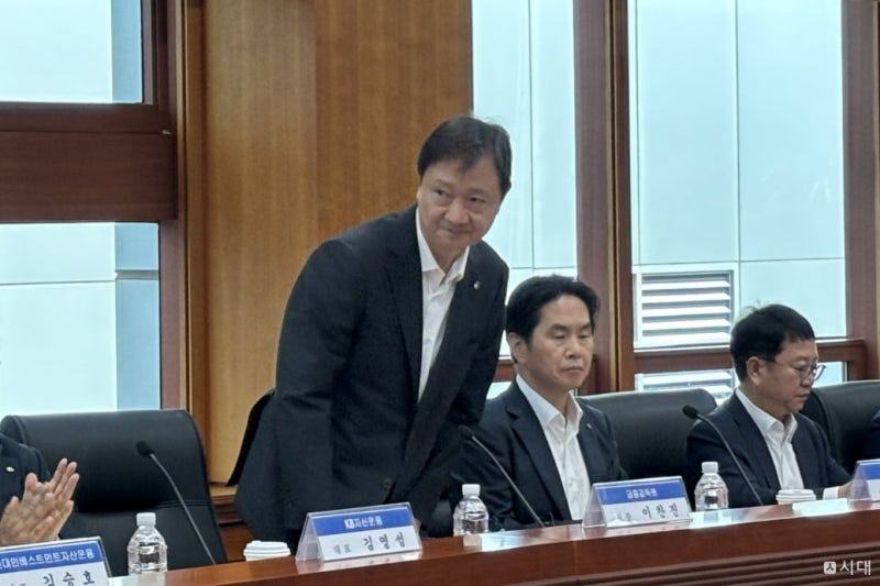 <b>이찬진</b> 금감원장 "운용사, <b>ETF</b> 과장광고·레버리지 쏠림 경계하라"