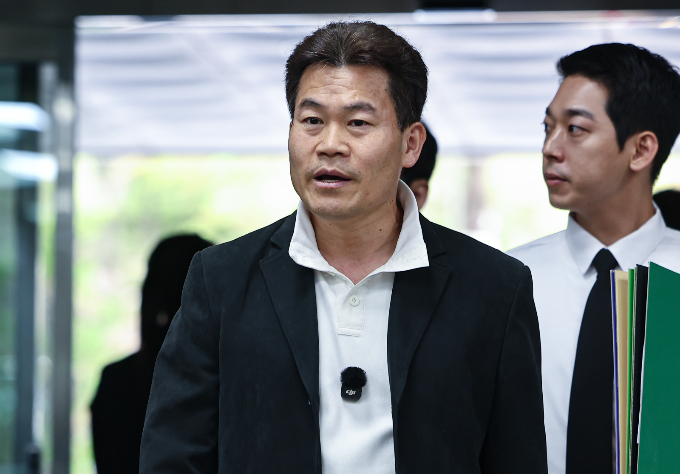 한국사 강사 출신 보수 유튜버 전한길씨가 지난 4월16일 이재명 대통령과 이준석 개혁신당 대표의 명예를 훼손한 혐의로 서울 서초구 서울중앙지방법원에서 열린 구속 전 피의자 심문(영장실질심사)에 출석하고 있다./사진