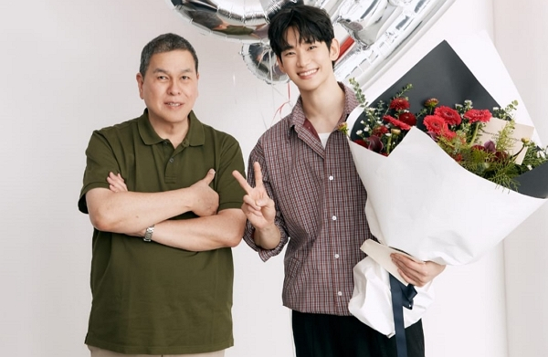 김수현, 논란 '1년 4개월' 만에 공식 활동 재개…꽃다발 들고 '활짝'