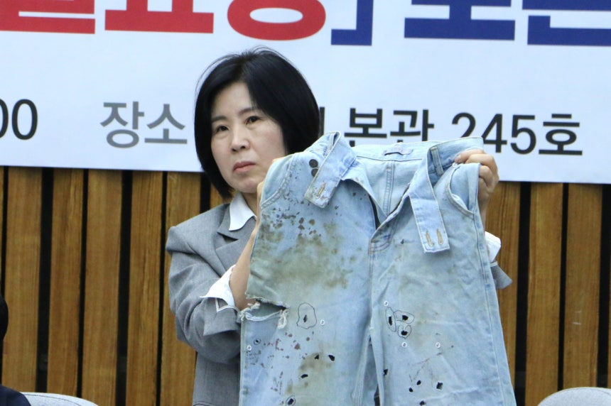 지난 14일 국회에서 열린 '장윤기 사건이 드러낸 수사 공백과 보완수사권의 필요성 토론회'에서 김미애 국민의힘 의원이 '부산 돌려차기' 사건 피해자가 당시 입었던 청바지를 보여주고 있다. 경찰은 중상해죄로 가해자를