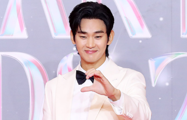 '활동 재개' 김수현, 본격 연기 복귀 시동?…"차기작 40편 들어와"