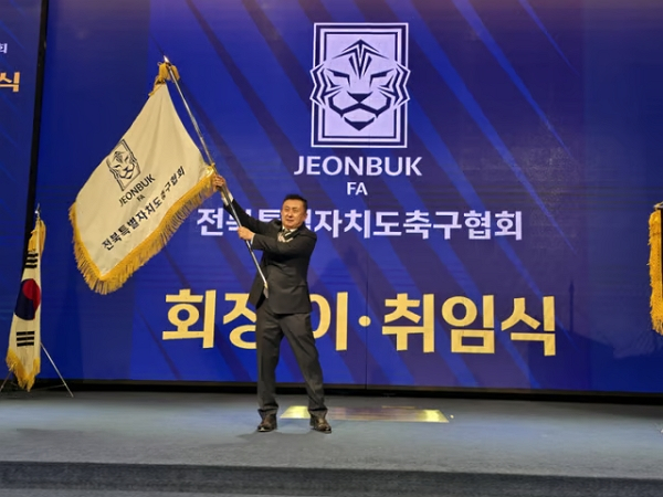 <b>전북축구협회장</b> "박지성·이영표 뭘 아냐…정몽규, 비판받을 사람 아냐...