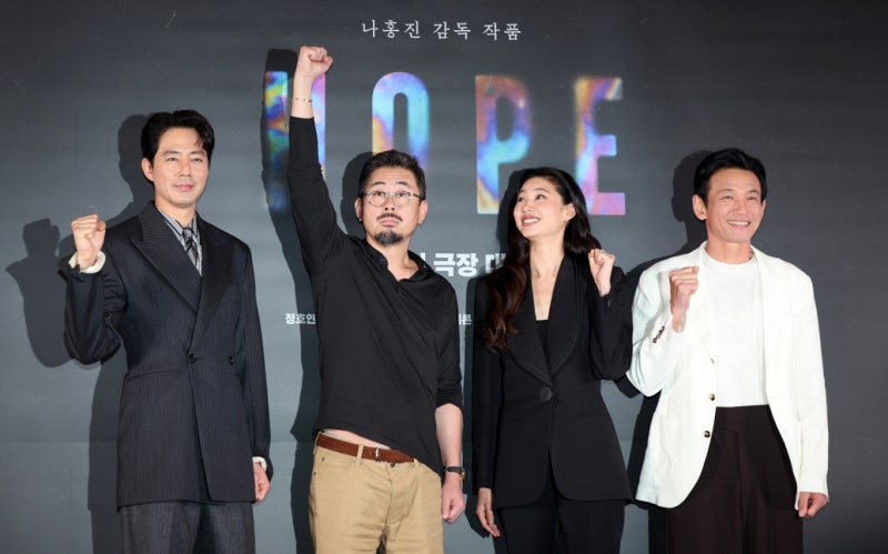 <b>나홍진</b> '호프', 개봉 주말 200만명 돌파…올해 최단 기록