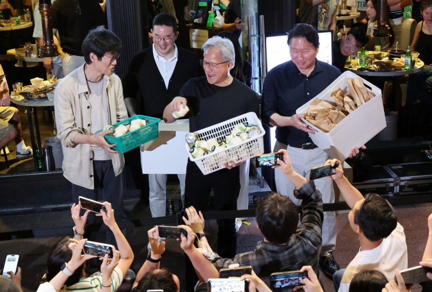 젠슨 황 엔비디아 최고경영자(CEO)가 지난 6월5일 서울 마포구 홍대 인근의 한 고깃집에서 최태원 SK그룹 회장과 구광모 LG그룹 회장, 이해진 네이버 의장과 이른바 '삼소(삼겹살·소주) 회동' 도중 시민들에게 간
