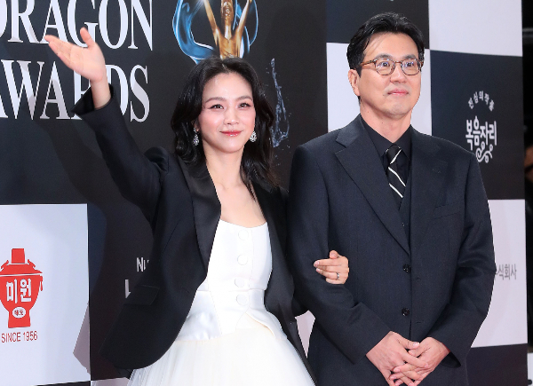 "네 식구 여행 시작"…'47세 <b>탕웨이</b>' <b>둘째 득남</b>, 김태용 감독과 결혼 12...