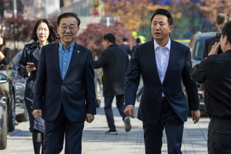 <b>오세훈</b>-<b>김윤덕</b> 긴급 <b>회동</b>…"용산국제업무지구 주택 규모 논의"