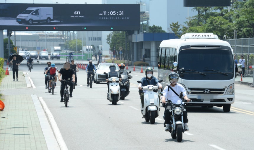 전국금속노동조합 현대자동차 노조가 사흘간 교대조별로 4시간씩 부분파업에 돌입한 지난 20일 오전 울산 북구 현대차 명촌정문에서 오전조 근무자들이 조기 퇴근을 하고 있는 모습./사진=뉴시스