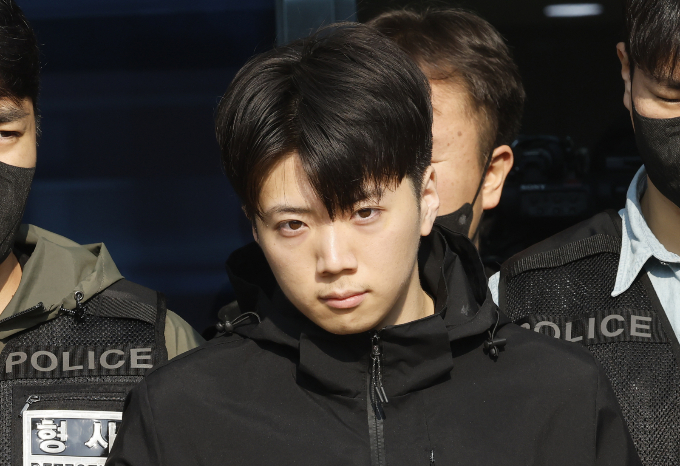 광주 도심에서 일면식도 없는 10대 여고생을 살해한 장윤가 지난 5월14일 광주 서부경찰서에서 검찰로 송치되고 있다. 검찰은 검사의 보완수사권을 통해 장윤기 사건의 실체를 밝혀냈다고 자평하고 있다./사진=뉴스1