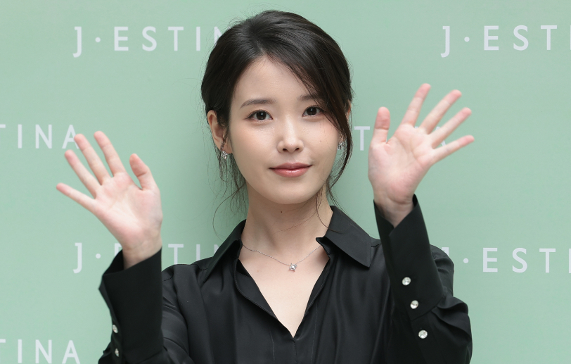 '이관개방증' 아이유 , 열흘 만에 공식 석상…시상자로 밝은 미소