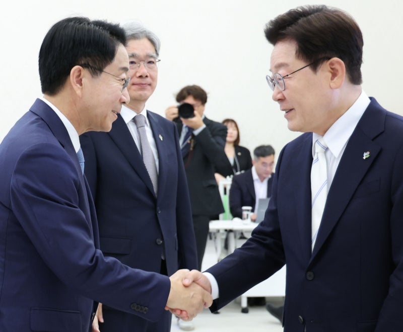 청와대 "<b>4년 중임제</b> 국민 수용성 높아"…이 대통령, 개헌 지지