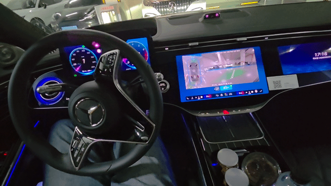 더 뉴 메르세데스-벤츠 S 580 4MATIC Long의 자동주차 기능 작동 모습. 주차 공간을 선택하면 차량이 조향과 이동을 제어해 주차를 진행한다. /영상=최유빈 기자