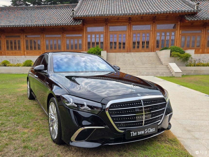 더 뉴 메르세데스-벤츠 S 580 4MATIC Long의 전면부. 대형 라디에이터 그릴과 보닛 위 삼각별 엠블럼이 S-클래스 특유의 존재감을 강조한다. /사진=최유빈 기자