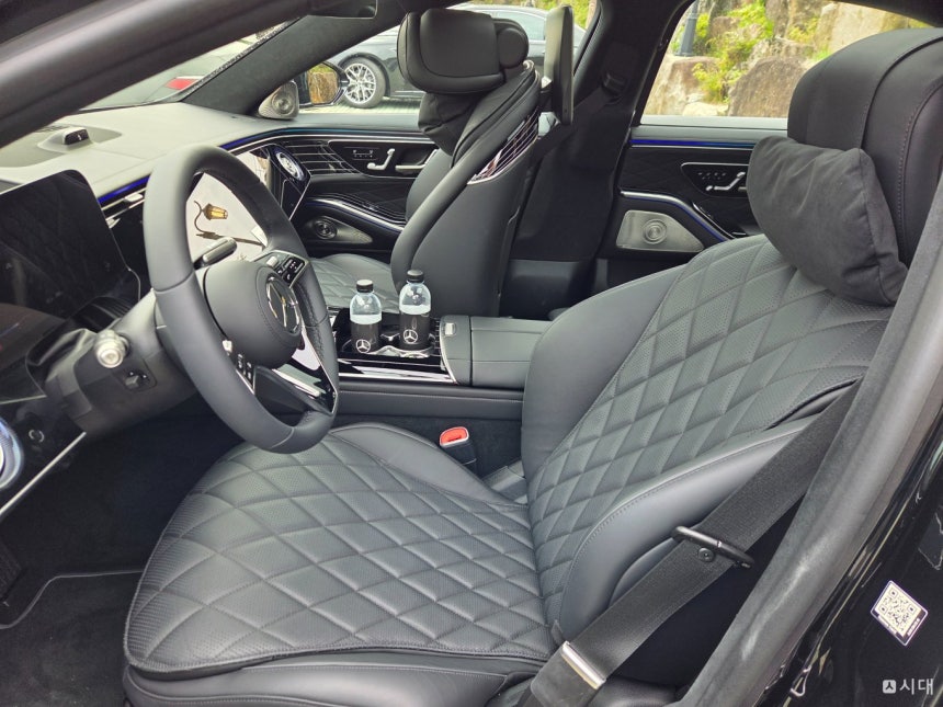 더 뉴 메르세데스-벤츠 S 580 4MATIC Long의 운전석. 대형 디스플레이와 다기능 스티어링 휠을 중심으로 디지털화된 실내 구성이 돋보인다. /사진=최유빈 기자