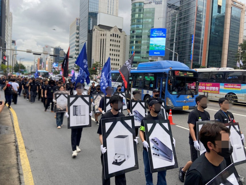 21일 서울 강남구 삼성전자 서초사옥 인근을 돌며 시위를 진행하는 동행노조 조합원들 모습. /사진=최성원 기자