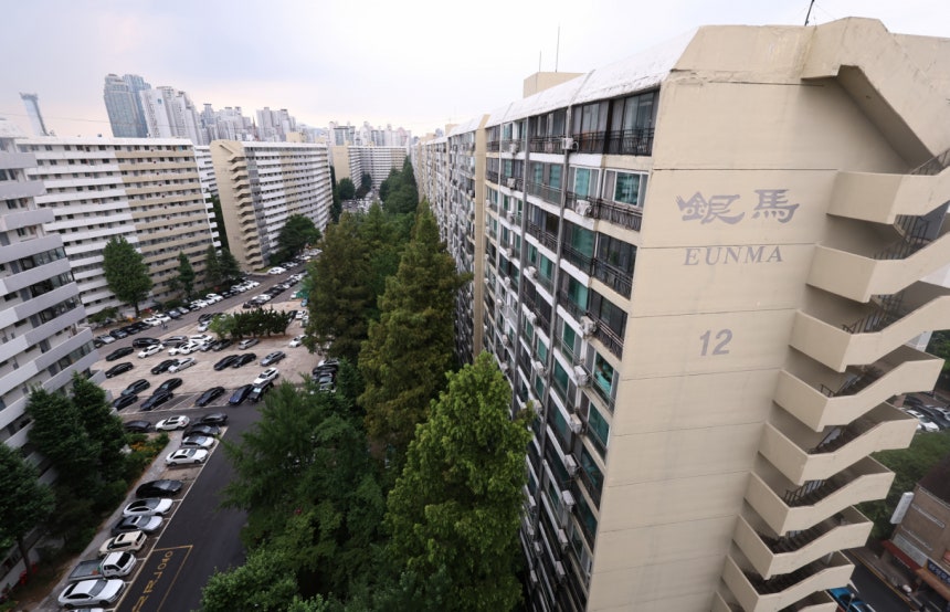  서울 강남구 대치동 은마아파트와 송파구 잠실동 잠실주공5단지 아파트가 재건축 이주로 일대 전세 대란을 맞을 전망이다.사진은 은마아파트의 모습./사진=뉴시스
