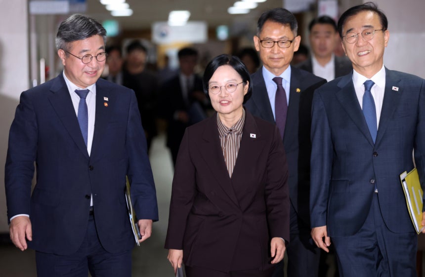 한성숙 국무총리가 3일 오전 서울 종로구 세종대로 정부서울청사에서 행정·공공기관 이전 및 공공기관 기능 개혁 관련 기자회견을 하기 위해 이동하고 있다. 왼쪽부터 윤호중 행정안전부 장관, 한 총리, 허장 재정경제부 2