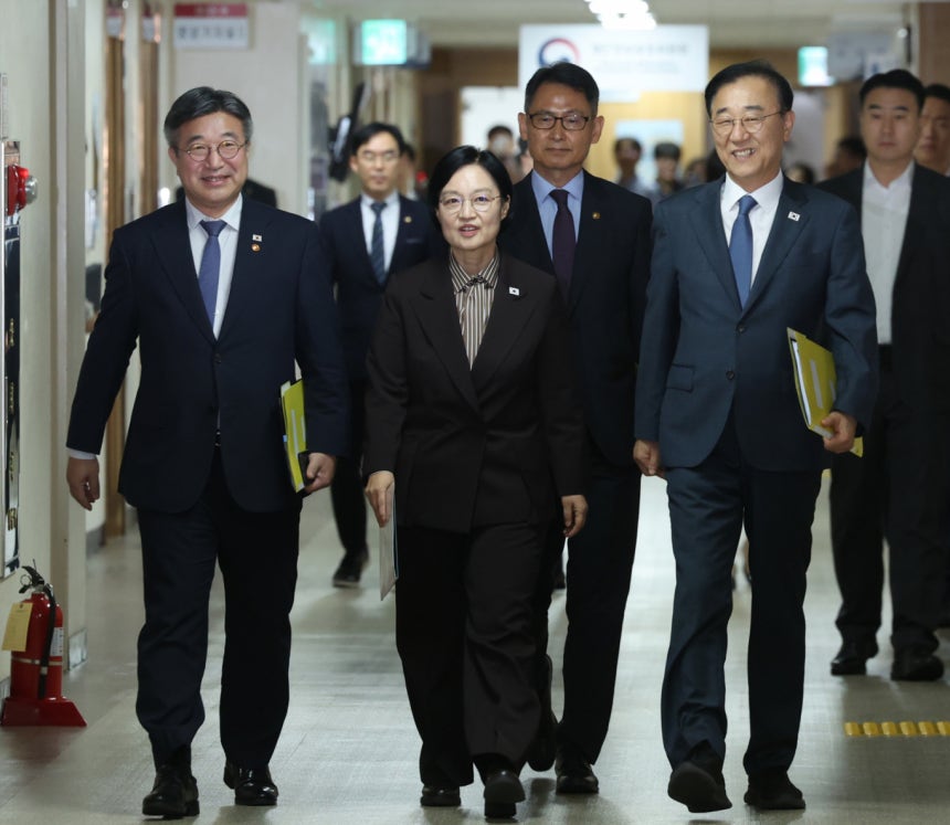 한성숙 국무총리·윤호중 행정안전부 장관·김윤덕 국토교통부 장관·허장 재정경제부 2차관이 3일 오전 서울 종로구 정부서울청사에서 행정·공공기관 이전 및 공공기관 기능개혁 관련 기자회견을 하기 위해 브리핑실로 이동하고 