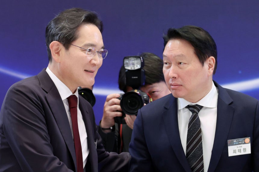 이재용(왼쪽) 삼성전자 회장과 최태원 SK회장이 지난 6월29일 청와대 영빈관에서 열린 ‘대한민국 대도약 3대 메가프로젝트 국민보고회’에서 악수하고 있다. /사진=뉴시스