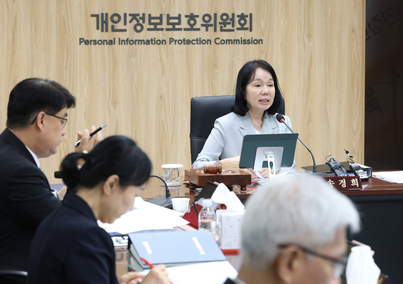  송경희 개인정보보호위원회 위원장이 지난 9일 오후 서울 종로구 정부서울청사에서 열린 제19회 위원회 전체회의를 주재하고 있다. /사진=뉴시스