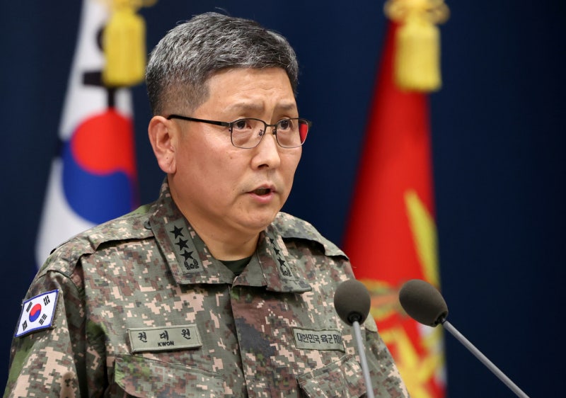 합참 "<b>DMZ</b> 폭발, 북한군 <b>반보병 지뢰</b>로 추정…모든 옵션 검토"