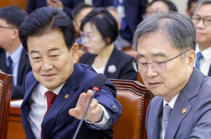<b>정동영</b> 또 "<b>지뢰</b>는 방어용 무기"…야당 "그럴거면 장관 그만두셔라"