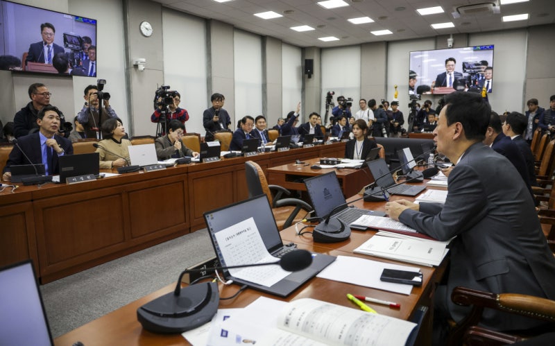 "대통령 차남, <b>관저 거주</b>" "김현지 나와라"…국감 아수라장