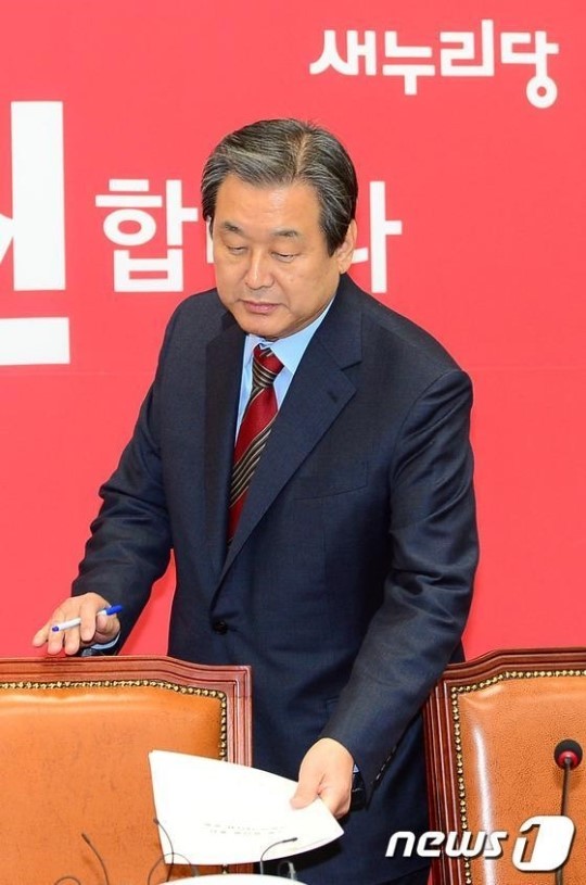 <b>위기</b>의 혁신위 구하기 나선 김무성…의총 추인 관철