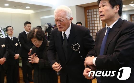 <b>조문</b>하는 <b>최형우</b> 전 장관