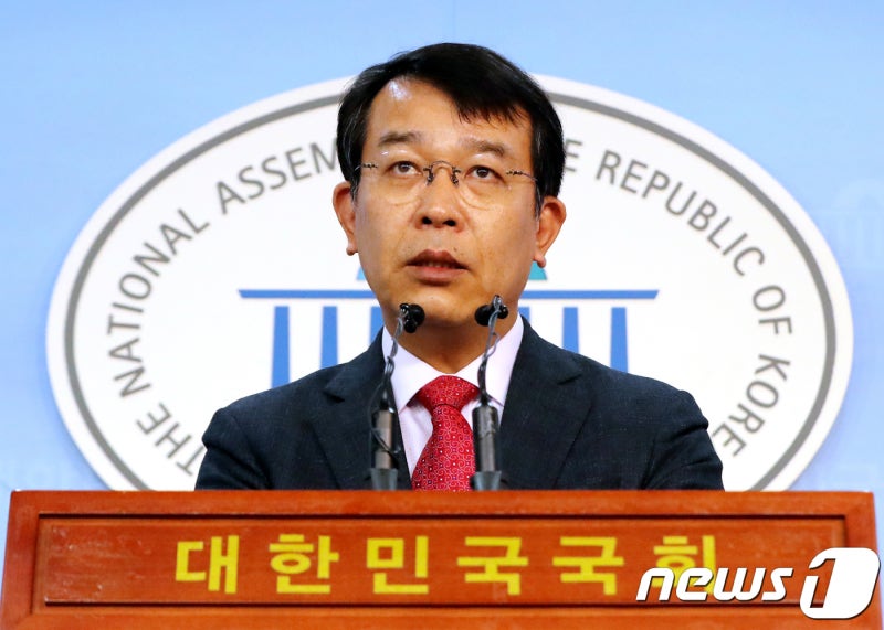 '<b>술집</b>'이라고 했던 김종대 "인사자료 분실, 버스정류장"